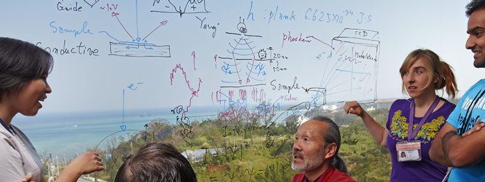 Ein Professor in Japan erklärt die Reflexion von Licht, den Durchgang von Wellen durch einen Doppelspalt